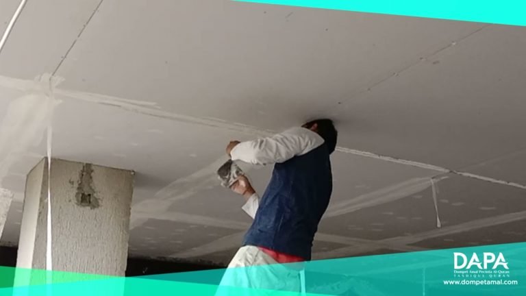 Proses Pemasangan Plafon Lantai Dua Masjid