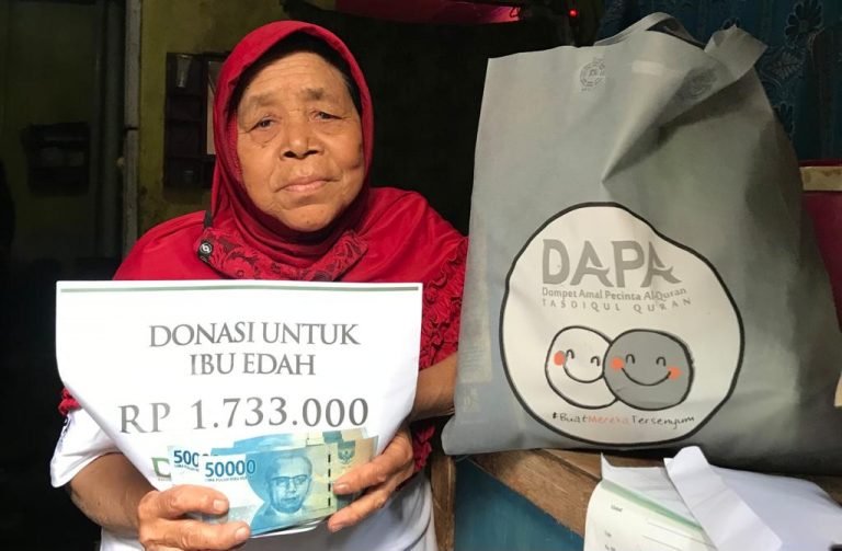 Bantuan Ekonomi Emak Edah Pedagang Gorengan